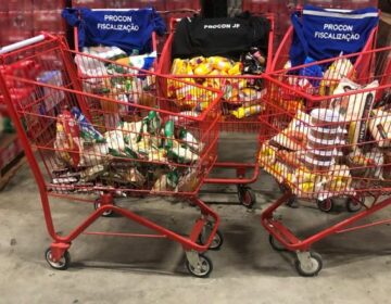 Procon apreende cerca de 130 kg de alimentos impróprios para consumo em supermercado