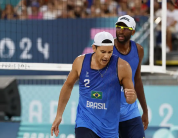 Vôlei de praia: Evandro e Arthur avançam para as oitavas em Paris