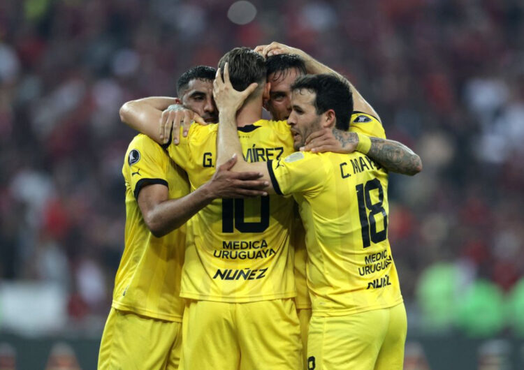 Flamengo joga mal e perde para o Peñarol no Maracanã