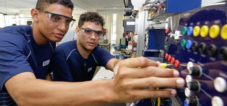 Governo de Minas lança Trilhas de Futuro nas Escolas com 9,6 mil vagas em cursos de alta tecnologia