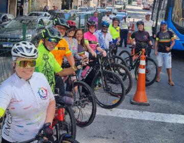 Ciclistas e servidores da PJF se unem em blitz educativa no cruzamento das avenidas Rio Branco e Itamar Franco