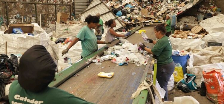 Governo de Minas realiza novo repasse do Bolsa Reciclagem a cooperativas de catadores de materiais recicláveis