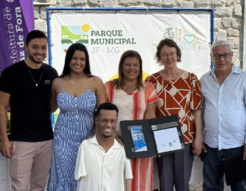 Nadador Gabriel Araújo é homenageado no Parque Municipal com selo pelos Correios