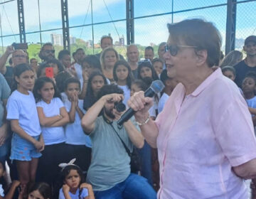 Prefeita Margarida Salomão inaugura quadra poliesportiva da E.M. Amélia Mascarenhas