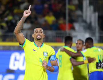 Brasil goleia Espanha e avança à semi do Mundial de futebol de areia