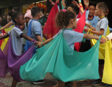 Estudantes da Rede Municipal apresentam danças no Calçadão da Halfeld