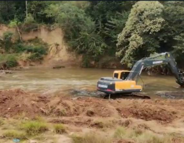PJF começa processo de limpeza e desassoreamento do Rio Paraibuna