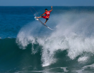 Italo Ferreira brilha com aéreo para alcançar quartas da etapa do Rio