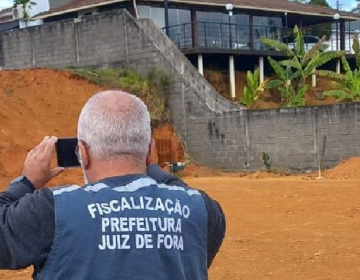 Fiscalização interdita obra irregular próxima ao Aeroporto da Serrinha