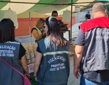 PJF e Ipem-MG realizam fiscalização de balanças na feira do Bairro de Lourdes