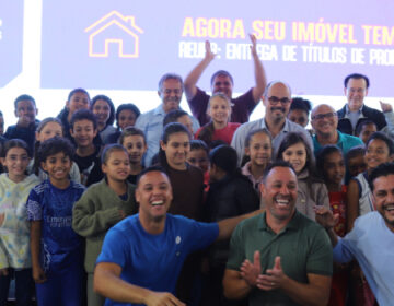 Governo de Minas entrega títulos de regularização fundiária a mais de 120 famílias em Ubá