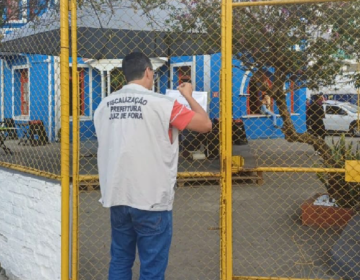 Fiscalização da Prefeitura de Juiz de Fora interdita bar no bairro Mariano Procópio