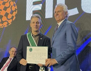 Governador recebe maior comenda do estado de Goiás na abertura da Ficomex 2025