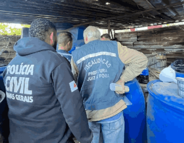 Fiscalização da Prefeitura de Juiz de Fora apreende quase 8 mil litros de líquido análogo a cachaça em depósito clandestino