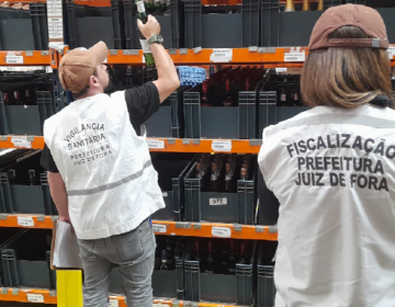 Prefeitura de Juiz de Fora apreende mais de 933 litros de bebidas irregulares e 1.150 kg de alimentos impróprios durante a Operação Salus