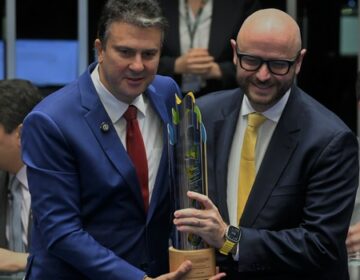 Minas Gerais é destaque nacional em alfabetização e recebe comenda do Senado Federal