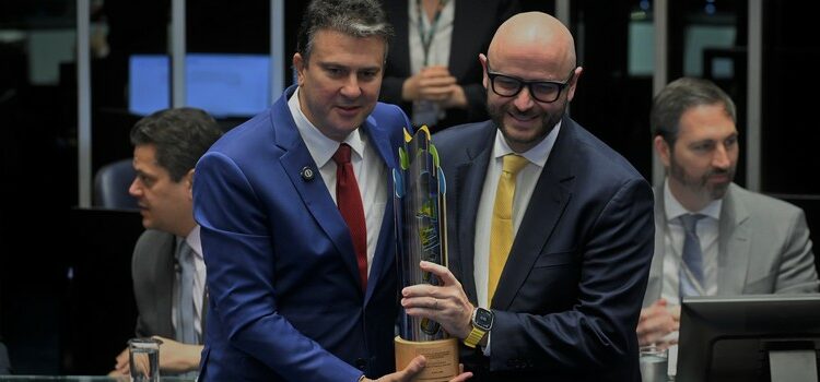 Minas Gerais é destaque nacional em alfabetização e recebe comenda do Senado Federal