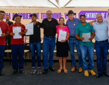 Governo de Minas entrega títulos de regularização fundiária a mais de 2 mil produtores do Alto Rio Pardo