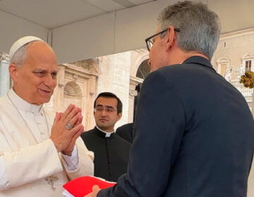 No Vaticano, Papa Leão XIV abençoa povo de Minas Gerais ao receber obras de artesãs do estado das mãos do governador