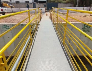 Finalizada a instalação da nova passarela de pedestres no córrego Carlos Chagas