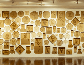 Entrega Efetuada: exposição reﬂete sobre o cansaço e a cor de quem move a cidade