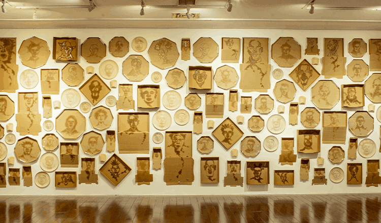 Entrega Efetuada: exposição reﬂete sobre o cansaço e a cor de quem move a cidade