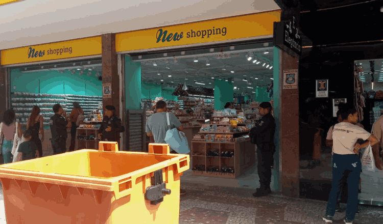 Fiscalização e Procon apreendem mais de 2 mil produtos irregulares em loja no Centro