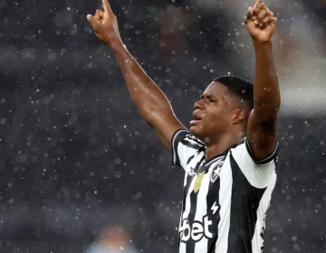 Panamenho José Kadir leva Botafogo à vitória no Brasileiro