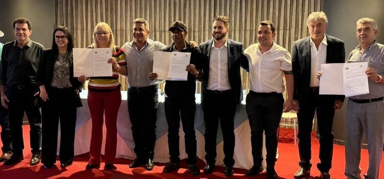 Mais de 250 famílias recebem títulos de regularização fundiária urbana em Araxá