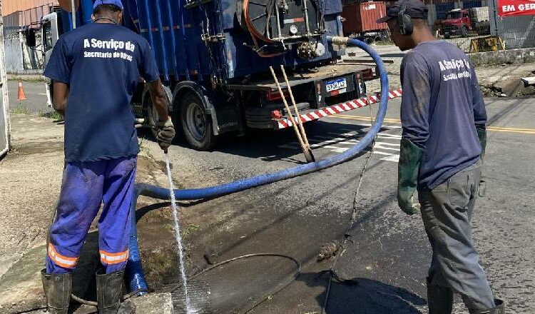 Prefeitura retira mais de 294 toneladas de lixo das bocas de lobo em 2025