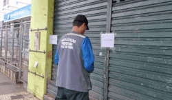 Fiscalização interdita estabelecimento no Centro por obstrução de via pública