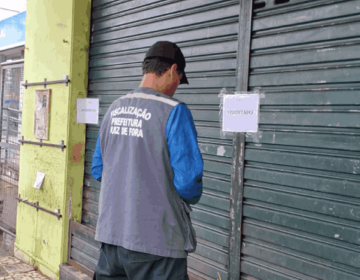 Fiscalização interdita estabelecimento no Centro por obstrução de via pública