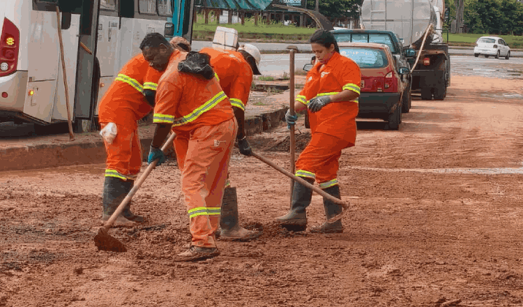 Demlurb reforça força-tarefa de limpeza em 22 bairros da cidade nesta sexta-feira (13/03)