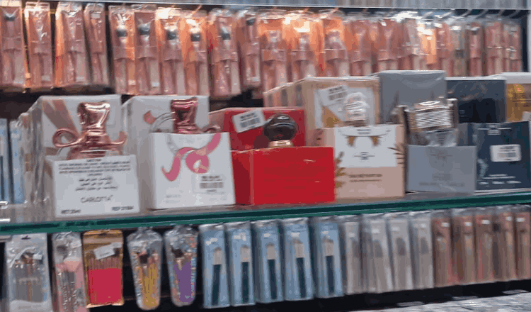 Fiscalização e Vigilância Sanitária recolhem perfumes comercializados irregularmente em loja do Centro