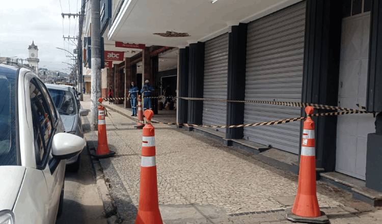 Fiscalização interdita cautelarmente marquise de cinema na Avenida Francisco Bernardino