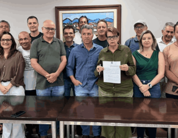 Com vereadores, prefeita assina decreto que isenta o pagamento do IPTU para imóveis atingidos pela tragédia