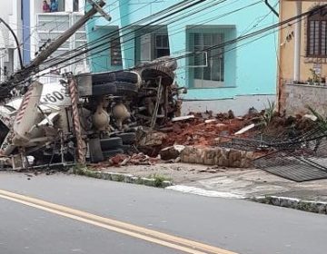 Caminhão bate contra muro de residência no Bairro Jardim Glória