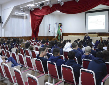 Parlamento Jovem realiza visita ao colégio Vianna Júnior