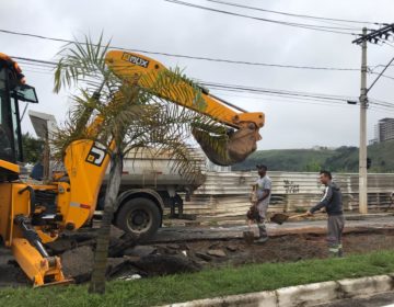 Tubulação se rompe e interdita trecho da Avenida Itamar Franco