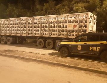 PRF apreende caminhão contendo 996 botijões de gás ilegais