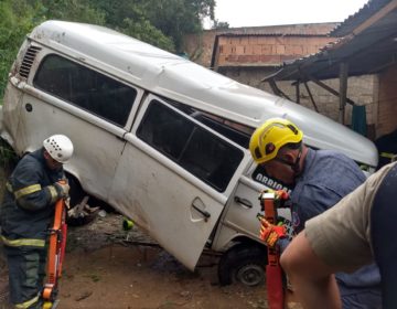 Jovem perde controle e kombi cai em uma ribanceira em Barbacena