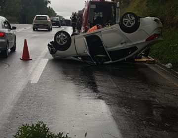 Capotamento de carro deixa mulher ferida em Barbacena