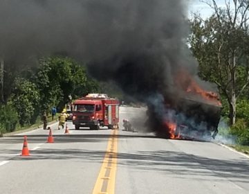 Carreta pega fogo próximo ao posto da PRF