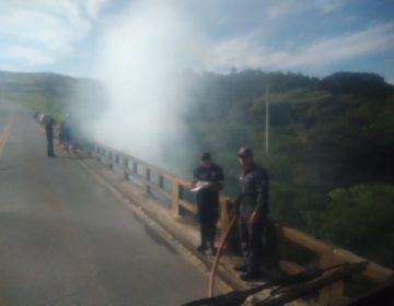 Veículo entra em chamas após cair de ponte na BR-265