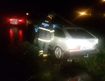 Veículo conduzido por jovem de 18 anos bate em um poste em Barroso